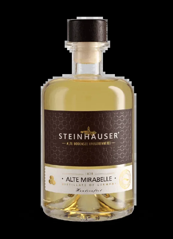 Alte Mirabelle im Akazienfass