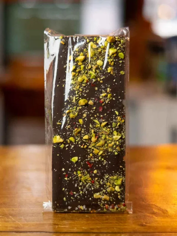 Dunkle Winterschokolade mit Pistazien, Pfefferbeeren und Fleur de Sel