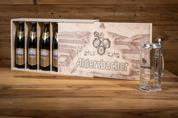 Glaskrug „Aldersbacher“ mit Gravur und 4 Flaschen Festbier mit persönlichem Etikett